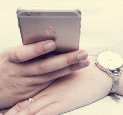 How long should a guy go without texting you